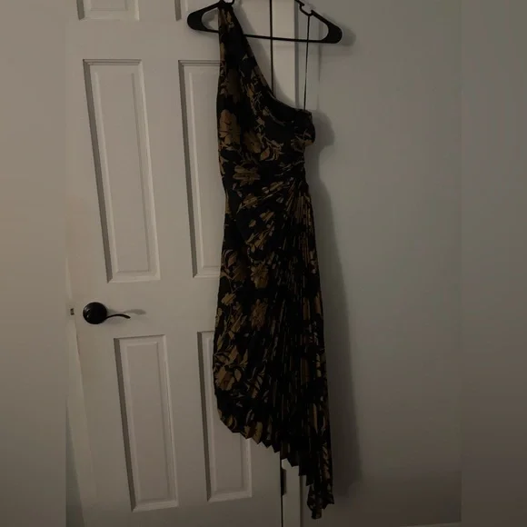 Elegant Black and Gold Floral One-Shoulder Dress - Picture 9 of 10